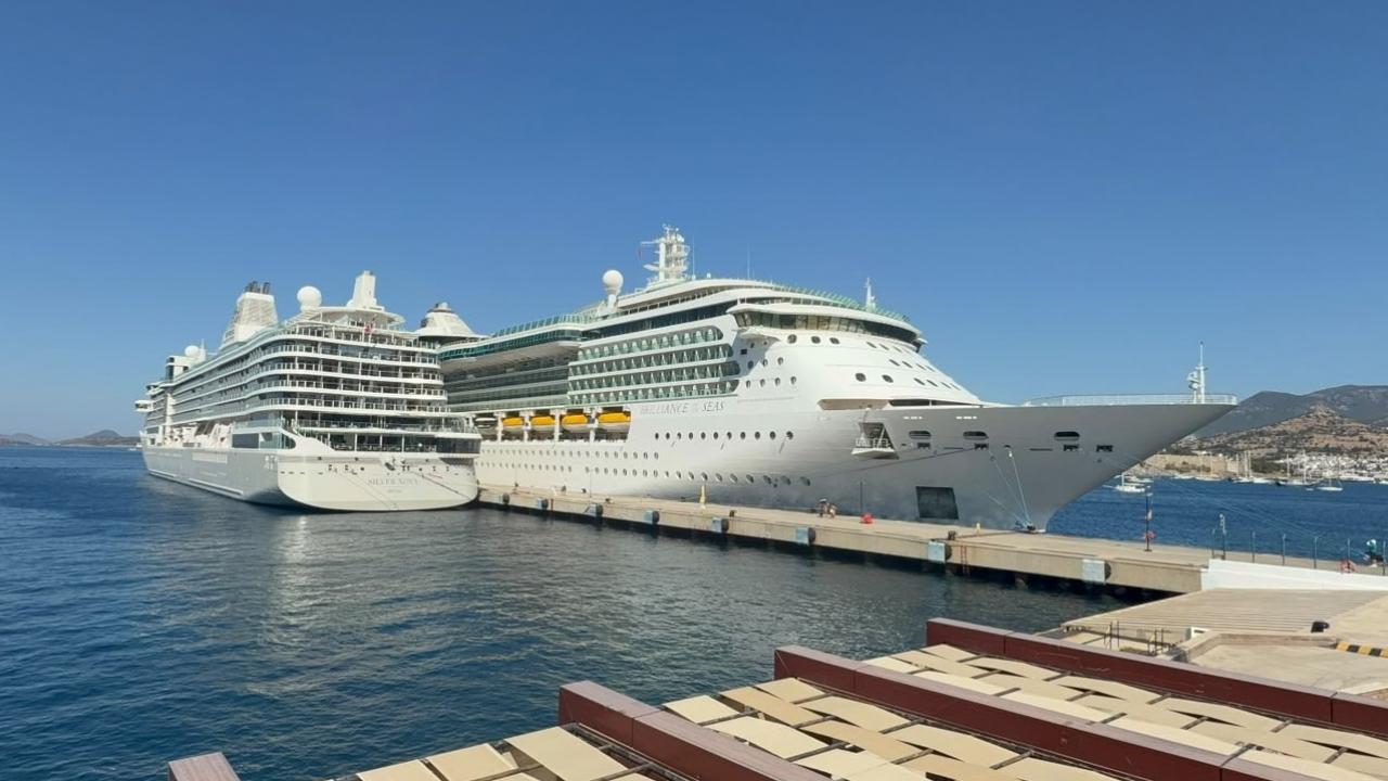Iki kruvaziyerle bodruma akin ettiler tam 3 bin 319 turist geldi 2lGLa5rL