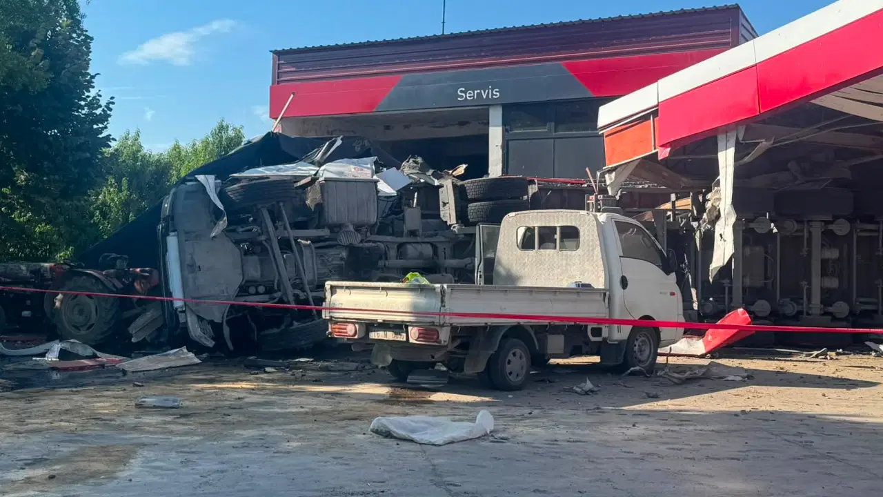 Komur yuklu tir akaryakit istasyonuna girdi 1 olu 2 yarali fNmvWLO9